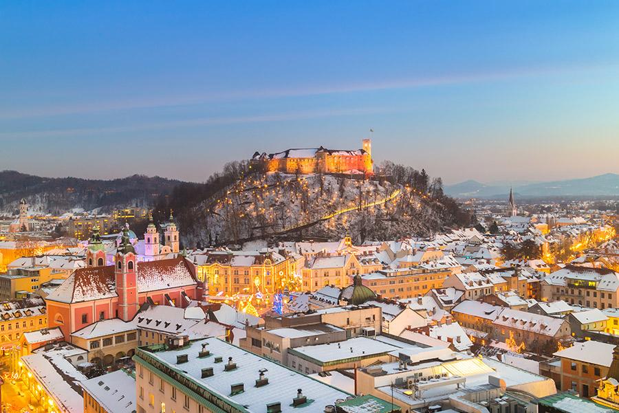 Liubliana, capital de Eslovenia, con su castillo en la colina. 