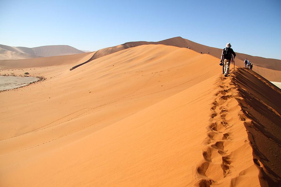 Turistas paseando por dunas del desierto de Namib, Namibia.